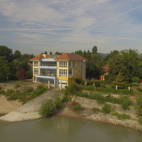Felújított, egyedi villaház a Duna partján